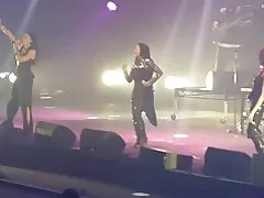 Пожилая Эбони дамы на высоких каблуках сапоги en vogue Держись живой