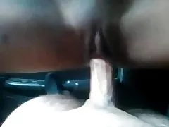 Зрелых азиатских едет в автомобиле